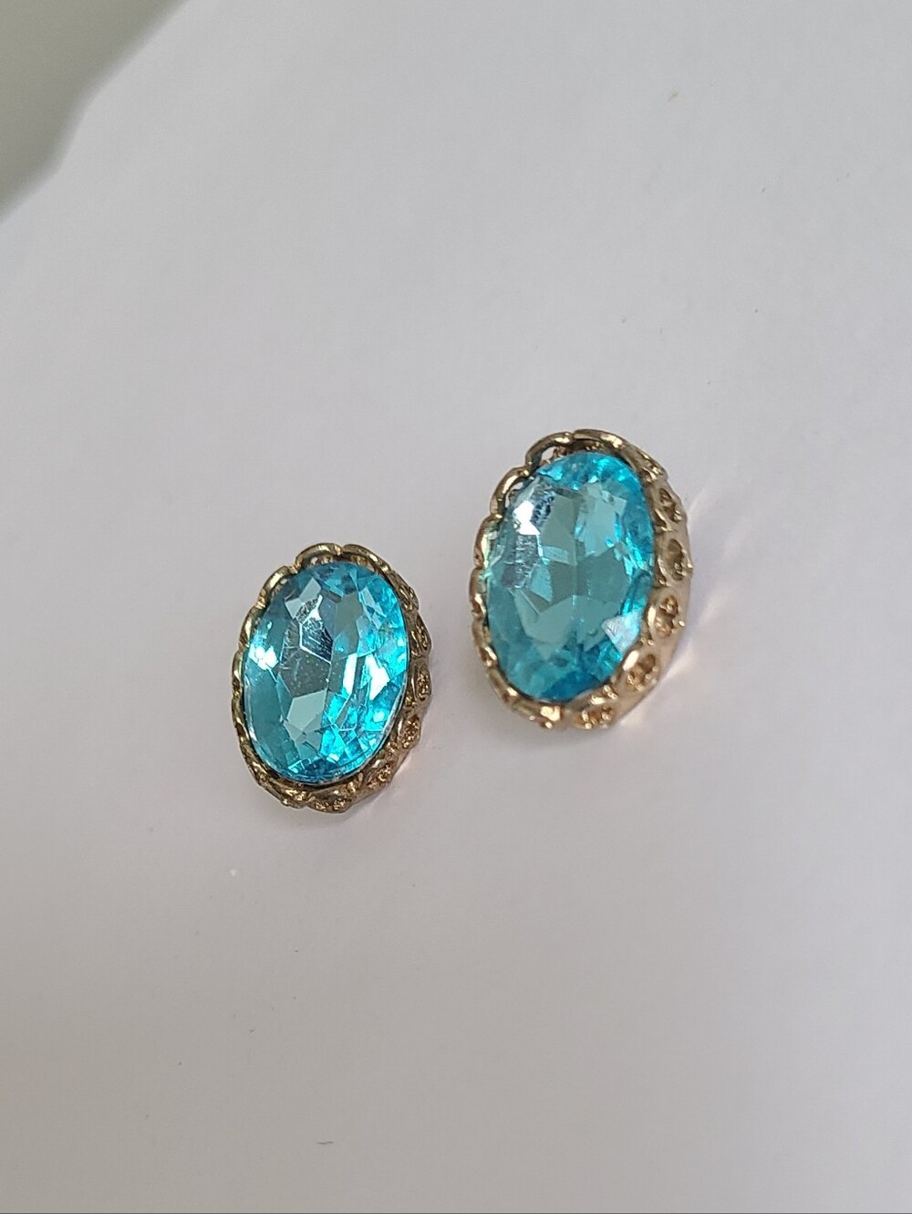 Vintage Mid Century Blue Aqua Topaz Oval Faceted Rhinestone Clip On Earrings